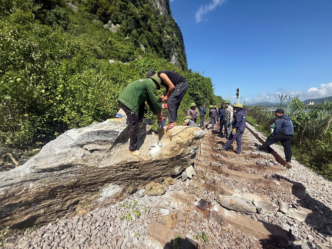 Thông tuyến đường sắt Thống Nhất qua Quảng Trị sau vụ khối đá lớn rơi xuống đường ray- Ảnh 3.