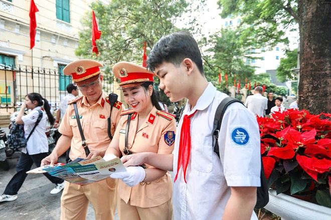 CSGT Hà Nội đảm bảo thông suốt an toàn trên nhiều tuyến dường ngày khai giản - Ảnh 5.