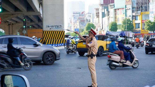CSGT Hà Nội đảm bảo thông suốt an toàn trên nhiều tuyến dường ngày khai giản - Ảnh 2.