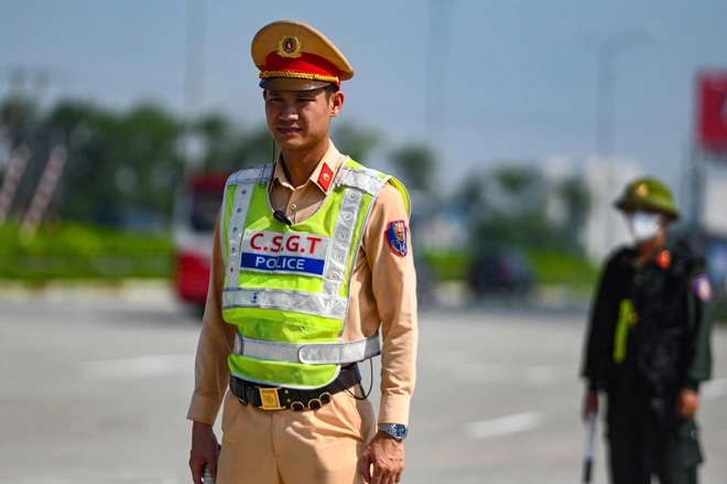 CSGT chính thức xử phạt xe tải đi vào làn 1 cao tốc Pháp Vân - Cầu Giẽ và Hà Nội - Hải Phòng- Ảnh 2.