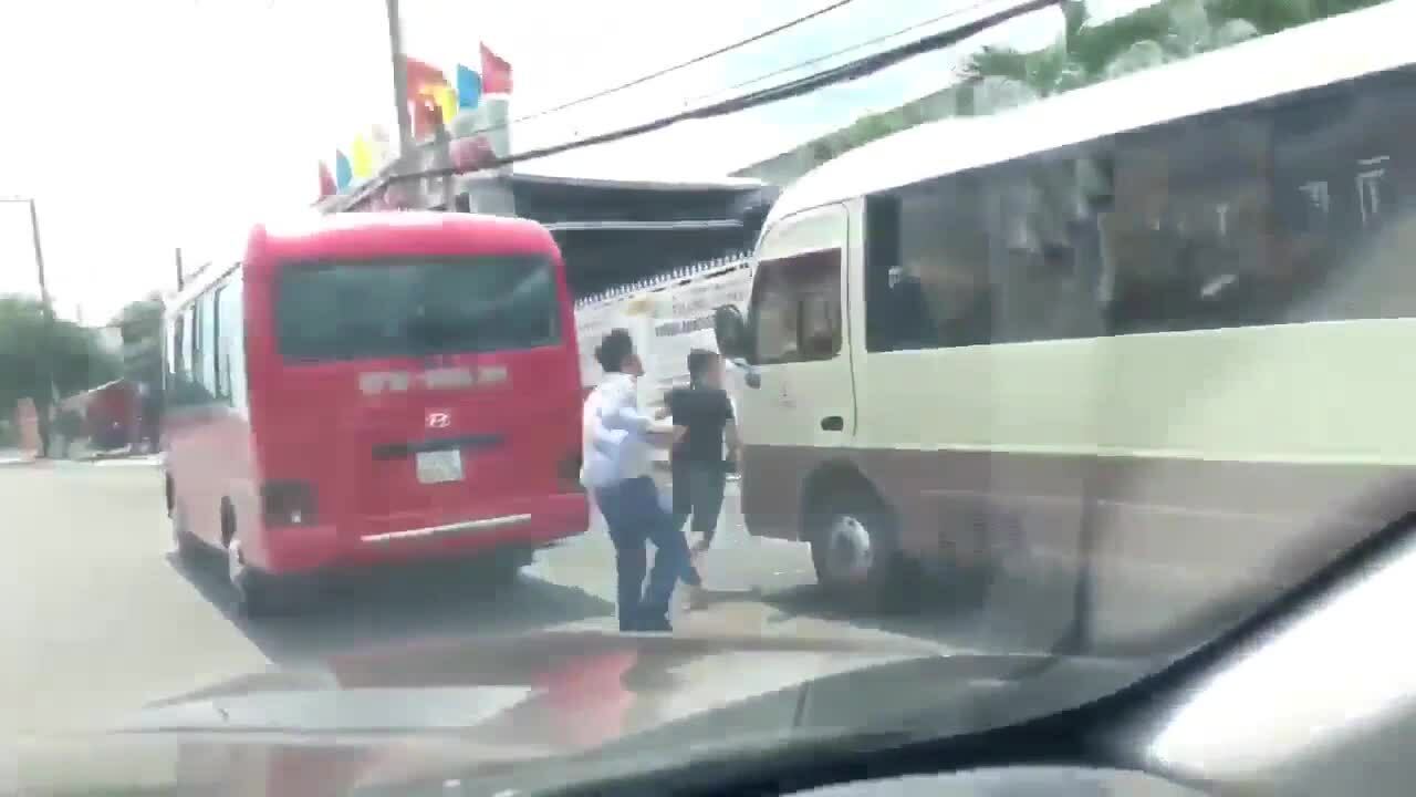 Hai ôtô khách rượt đuổi nhau trên quốc lộ ở Bình Phước