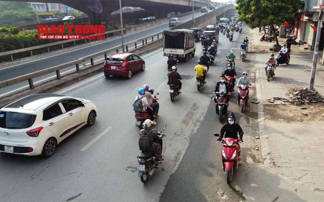 Chùm ảnh: Cảnh sát “đón lõng” xử phạt người đi xe máy ngược chiều ở Hà Nội