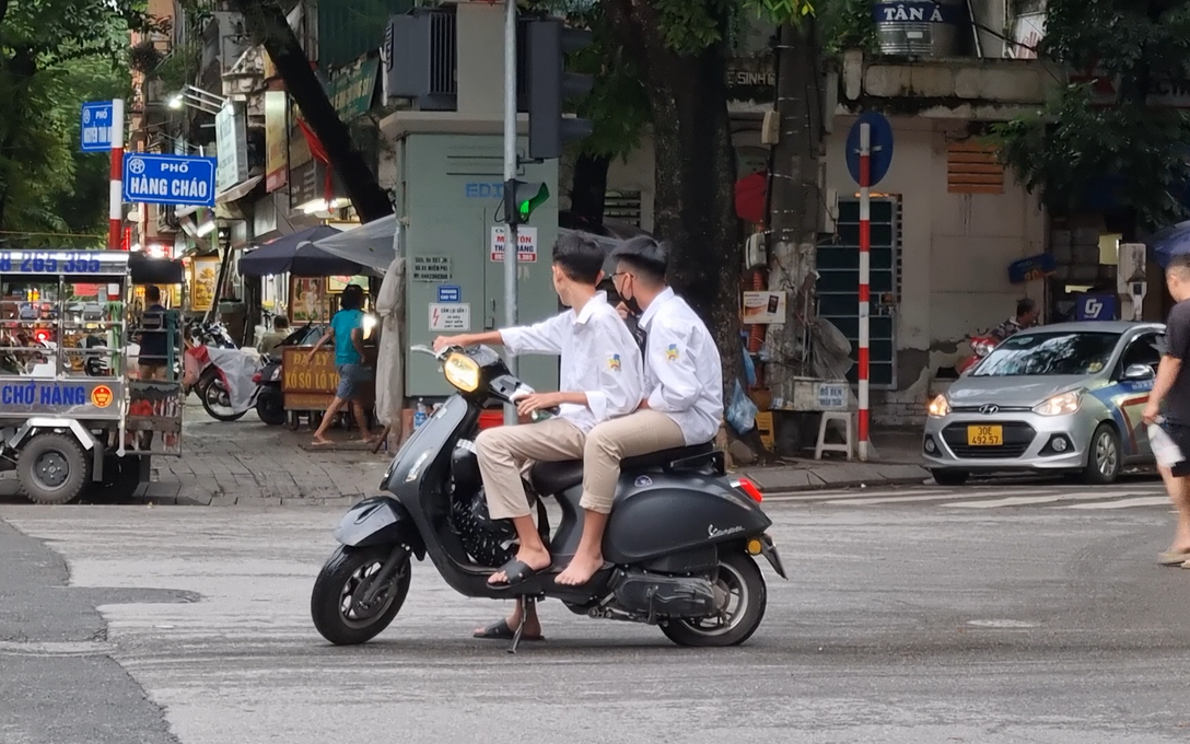 Chùm ảnh: Nhan nhản học sinh vi phạm giao thông ở Hà Nội