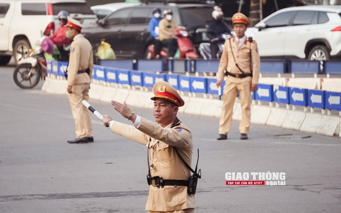 Hà Nội: CSGT "mỏi tay" lập biên bản lỗi vượt đèn đỏ