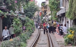 Video: Du khách liều mình trải nghiệm cà phê đường tàu ở Hà Nội