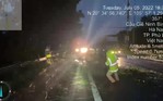 Video: CSGT dọn cây đổ chắn ngang cao tốc