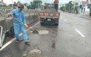 Vá sửa hư hỏng mặt đường QL1 qua tỉnh Gia Lai, đảm bảo an toàn giao thông trong mưa lớn