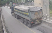 Rất cần kiểm soát xe quá tải qua cầu Đakrông