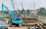 Bảo đảm an toàn thi công cầu Phong Châu trong mùa mưa bão