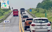Video xử phạt tài xế xe khách lấn làn, "vượt ẩu" trên cao tốc