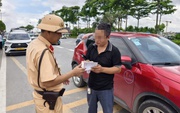 Hà Nội: CSGT ghi hình phạt nguội phương tiện dừng đỗ quanh khu vực Trung tâm Triển lãm Quốc gia