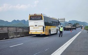 CSGT dùng loa tuyên truyền, hướng dẫn tài xế lưu thông an toàn trên cao tốc