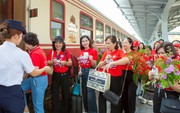 Đoàn tàu Hoa Phượng Đỏ đón gần 581.000 lượt khách, khẳng định thương hiệu chất lượng cao