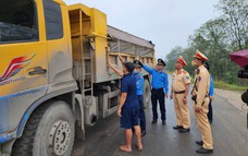 CSGT, Thanh tra GTVT Hà Nội "đội mưa" xử lý xe quá tải trên tuyến đê Phúc Thọ