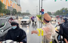 CSGT Hà Nội dầm mưa phân luồng giao thông
