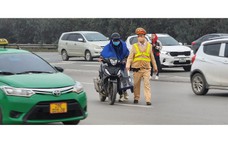 CSGT Hà Nội "đón lõng" xử phạt hàng loạt người đi xe máy trên Đại lộ Thăng Long