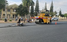 Xe máy va chạm với xe lu đang thi công đường ở Gia Lai, khiến 1 cháu bé tử vong