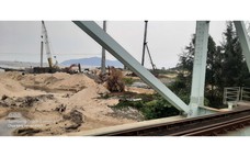 Đà Nẵng: Cầu đường sắt Nam Ô bị xâm phạm, uy hiếp an toàn chạy tàu