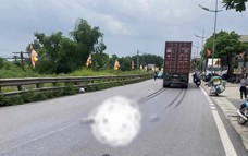 Xe máy va chạm xe đầu kéo, nữ sinh đại học ở Hà Nội tử vong