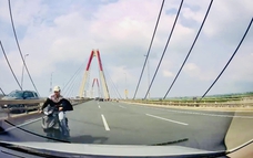 Hà Nội: Khởi tố nam thanh niên đi xe máy ngược chiều gây TNGT trên cầu Nhật Tân