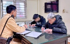 Xử phạt nam thanh niên bốc đầu xe máy, không đội mũ bảo hiểm trên đường Đặng Công Chất, Hà Nội