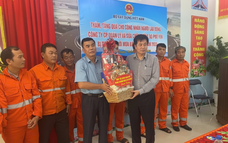 Công đoàn Xây dựng Việt Nam thăm, tặng quà hỗ trợ người lao động vùng lũ