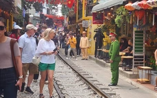 Hà Nội: Cảnh sát tuyên truyền ATGT, xử lý nghiêm vi phạm khu vực phố "cà phê đường tàu"