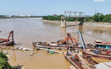 Đề xuất dừng trục vớt phần nhịp cầu Phong Châu bị sập, chìm sâu dưới sông