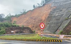 Mưa to kéo dài gây ngập lụt, sạt lở nhiều tuyến đường trên địa bàn miền Trung