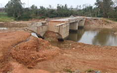 Quảng Nam: Lạ lùng cầu tiền tỷ dài 18m làm ba năm chưa xong, dân mòn mỏi chờ đợi