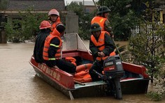 Lái xe vượt qua đoạn đường ngập lụt, một người ở Huế bị nước cuốn mất tích