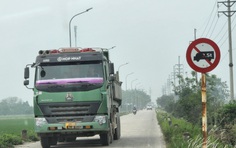 Hà Nội: Bất chấp biển cấm, xe tải "hổ vồ" dấu hiệu cơi nới thành thùng vô tư hoạt động tại Thanh Oai