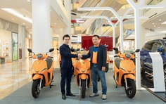 Ahamove mua lô xe máy điện VinFast đầu tiên để cho thuê