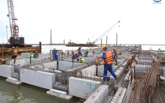 Cận cảnh thi công hai bến container gần 7.000 tỷ tại Lạch Huyện, hạng mục san lấp đạt 90%