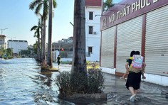 Quảng Ninh: Đường ở khu biệt thự triệu đô biến thành sông, người dân sống chung với ngập lụt