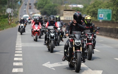 Đoàn 28 môtô và 1 ôtô tay lái nghịch được phép lưu thông ở Việt Nam