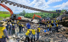 "3 ca, 4 kíp" thi công cầu tạm để sớm thông tàu qua khu gian Phước Lãnh – Vân Canh