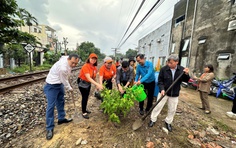 Đà Nẵng nhân rộng mô hình "Đường tàu - Đường hoa" tạo cảnh quan xanh đường sắt