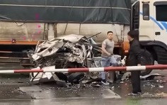 Vụ ô tô con bị vò nát sau tai nạn, vì sao tài xế thoát nạn khó tin?