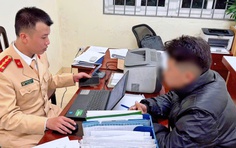 CSGT kịp thời bắt giữ nhóm thanh niên phóng xe máy  mang theo hung trên QL32