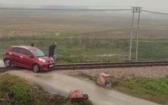 Lái tàu nhanh trí tránh vụ tai nạn khi ô tô chết máy chắn ngang đường sắt 