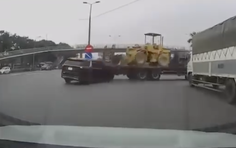 Ô tô quay đầu va chạm với xe đi thẳng, ai sai?