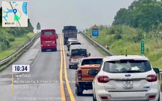 Video xử phạt tài xế xe khách lấn làn, "vượt ẩu" trên cao tốc