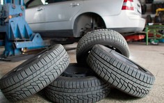 Việc cần làm khi ô tô nổ lốp trên đường?