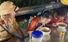 Hà Nội: CSGT kịp thời giúp đỡ hai em nhỏ từ Thanh Hóa ra Hà Nội xem diễu binh bị lạc
