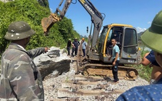 Thông tuyến đường sắt Thống Nhất qua Quảng Trị sau vụ khối đá lớn rơi xuống đường ray