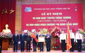 Trường Đại học GTVT đón nhận Huân chương Lao động hạng Nhất