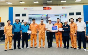 Tổng công ty Phát điện 1 thăm, tặng quà người lao động Công ty cổ phần Nhiệt điện Quảng Ninh