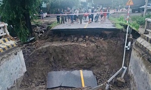  Đường đầu cầu Đắk Pờ Tó (Gia Lai) bị lũ cuốn trôi