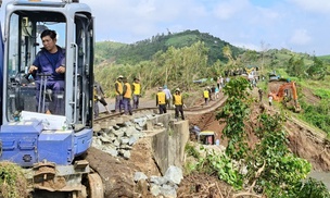 Nỗ lực khắc phục sự cố sạt lở đường sắt trên tuyến Thống nhất
